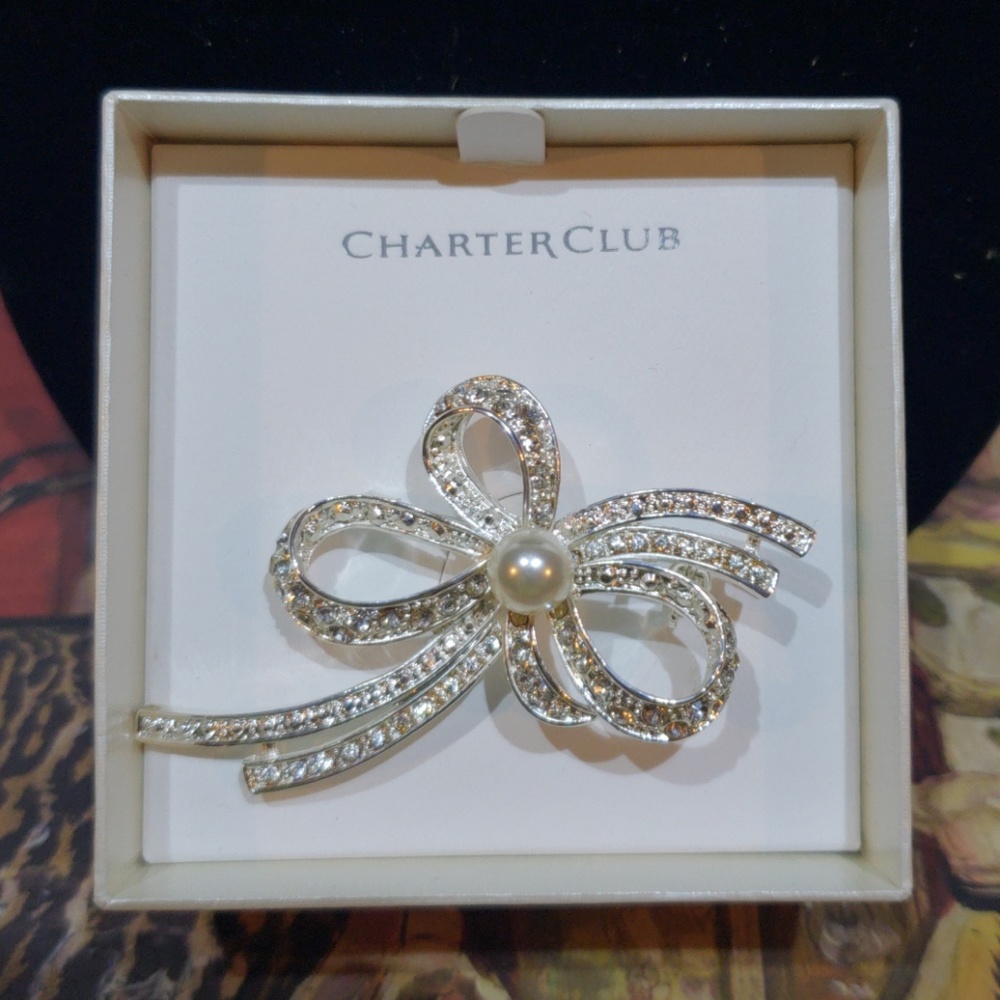 silver tone pearl embellishment pin/brooch